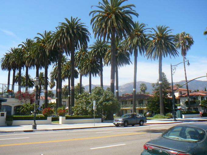 Les montagnes, les édifices de style colonial espagnol et la végétation font de Santa Barbara une ville unique.