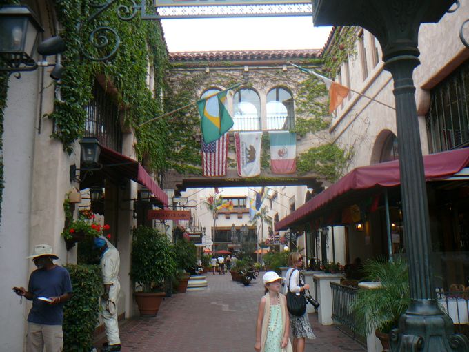 Promenade sur State Street. On retrouve quelques cours intérieures comme celle-ci où on peut visiter des boutiques, prendre un verre ou manger quelques bouchées sur une terrasse.