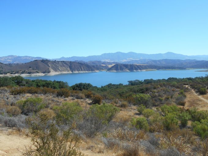 Dans la vallée de Santa Inez, de l'autre côté des montagnes, le climat est plus chaud et plus sec. On y trouve le lac Cachuma dont le niveau d'eau baisse année après année.