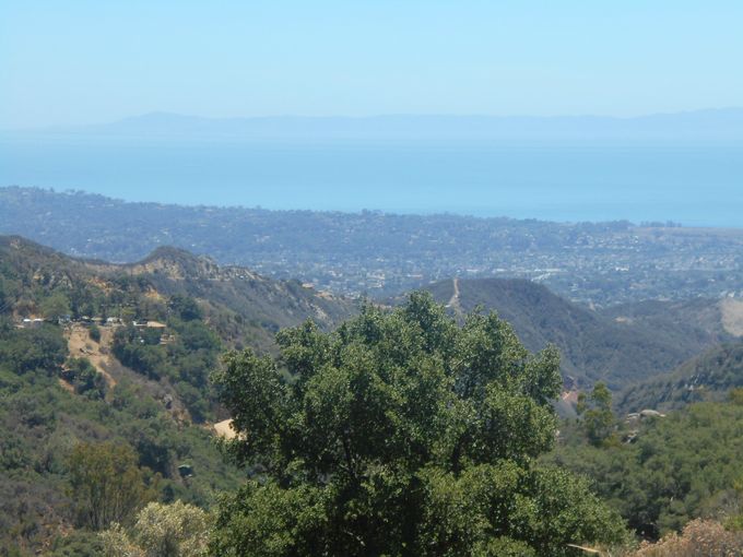 En empruntant le col San Marcos pour traverser les montagnes de Santa Inez, on a une superbe vue sur la ville de Santa Barbara, l'océan Pacifique et les îles au loin.
