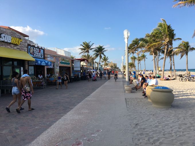 Le long des plages de Floride, on trouve des terrasses, des piétonnières, des pistes cyclables. Les gens s'assoient sur un banc, un muret ou dans le sable et profitent de leur petit coin de paradis.
