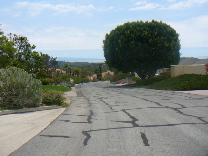 La rue Camino del Rio grimpe dans les montagnes de Santa Inez. Au loin, vue sur le Pacifique et les îles du canal de Santa Barbara.