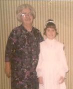 Nana, mon arrière grand-mère, posant avec moi le jour de ma première communion.