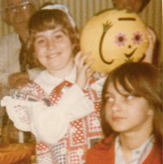 Moi à 8 ans, et mon amie Marie-France, à droite.