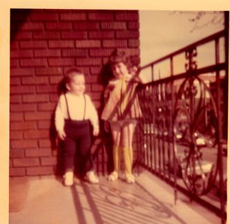 Sur le balcon de mes grands-parents Herring, avec mon frère Charles.
