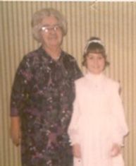 Nana, mon arrière grand-mère, posant avec moi le jour de ma première communion.