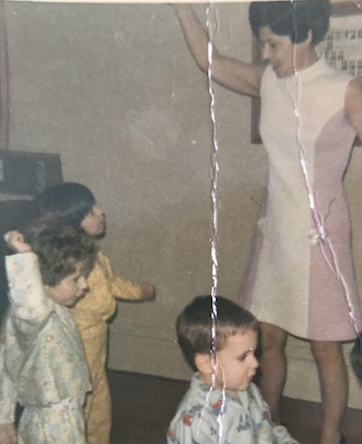 Je danse avec ma cousine Brigitte, mon frère et ma grand-mère, une veille de jour de l'an